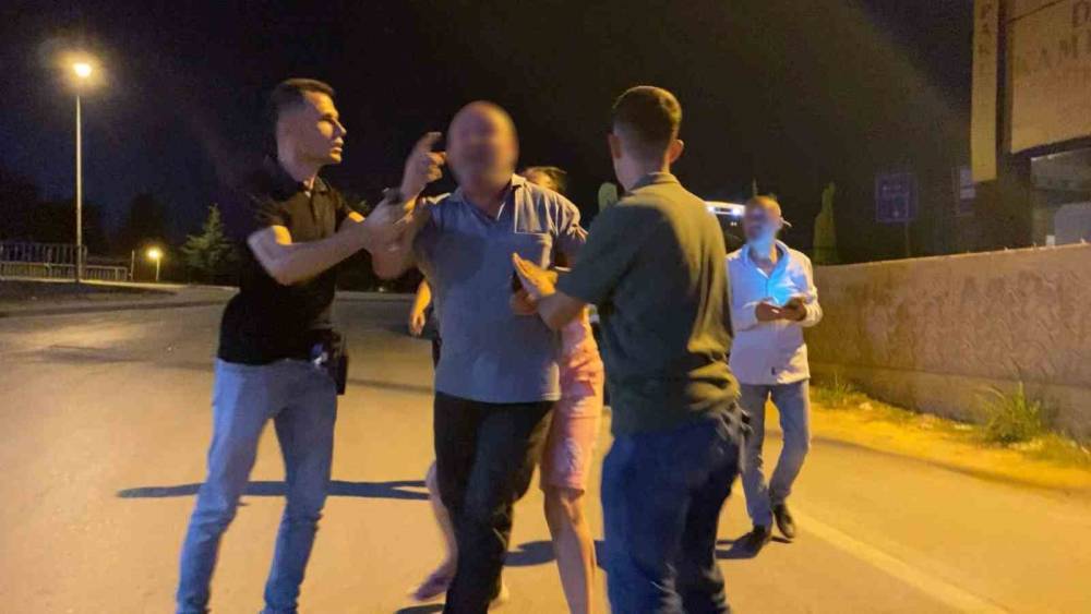 Alkoll&uuml; s&uuml;r&uuml;c&uuml; gazeteciye mermer taşı fırlattı

