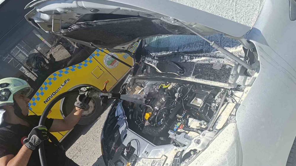 Siirt&rsquo;te seyir halindeki hafif ticari aracın motoru alev aldı

