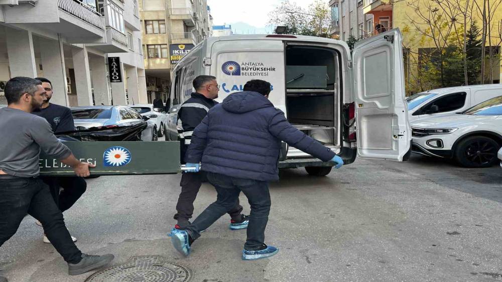 Antalya&rsquo;da yaşlı kadının sır &ouml;l&uuml;m&uuml;nde kızı ve erkek arkadaşı hakim karşısında: 804 bin TL değerindeki altın detayı
