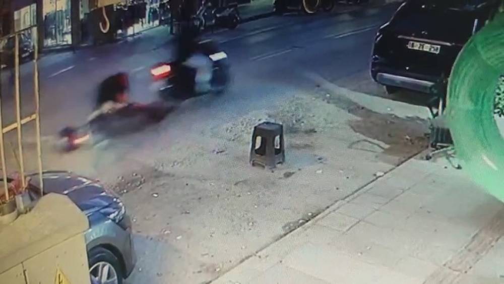 &Ccedil;ukurda dengesini kaybeden motosikletli d&uuml;şt&uuml;, o anlar kamerada
