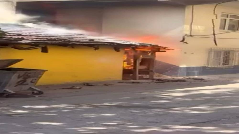 Yangına vatandaş m&uuml;dahalesi kamerada
