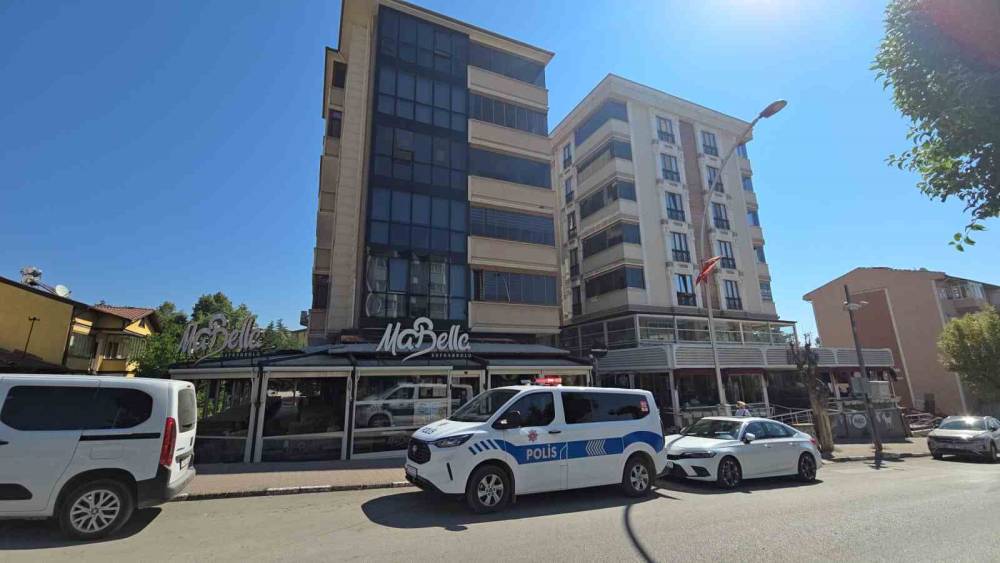 Safranbolu&rsquo;da 4. kattan d&uuml;şen gen&ccedil; kız ağır yaralandı: Kafenin tentesi hayatta tuttu
