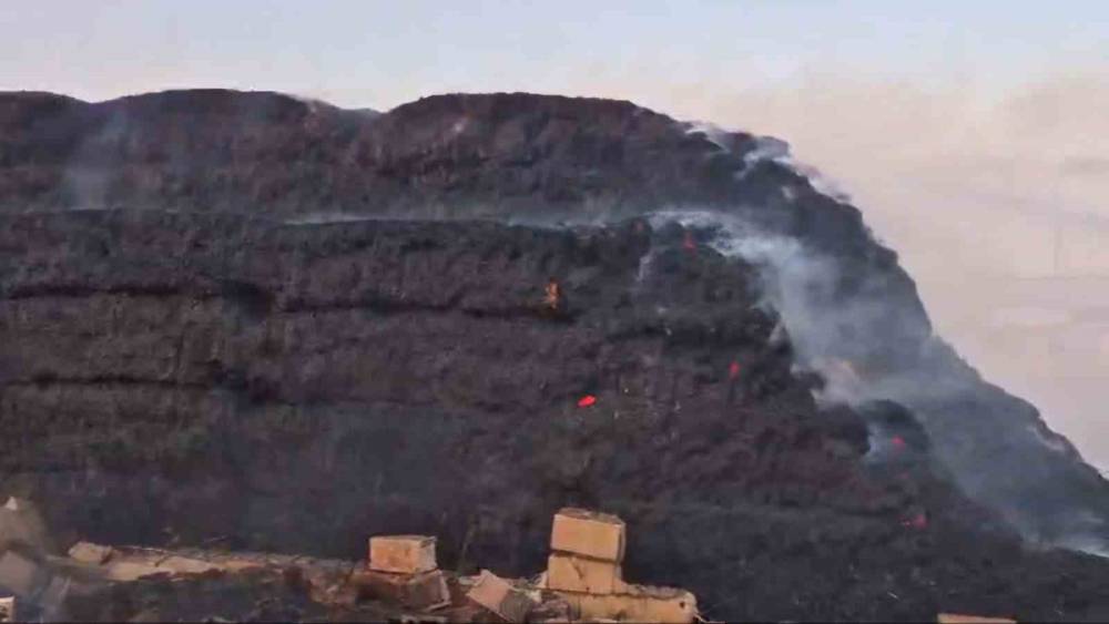 Gaziantep&rsquo;te korkutan yangın: Binlerce d&ouml;n&uuml;m arazi ve saman balyası k&uuml;l oldu
