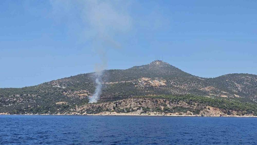 Kaş&rsquo;ta makilik alanda &ccedil;ıkan yangın s&ouml;nd&uuml;r&uuml;ld&uuml;
