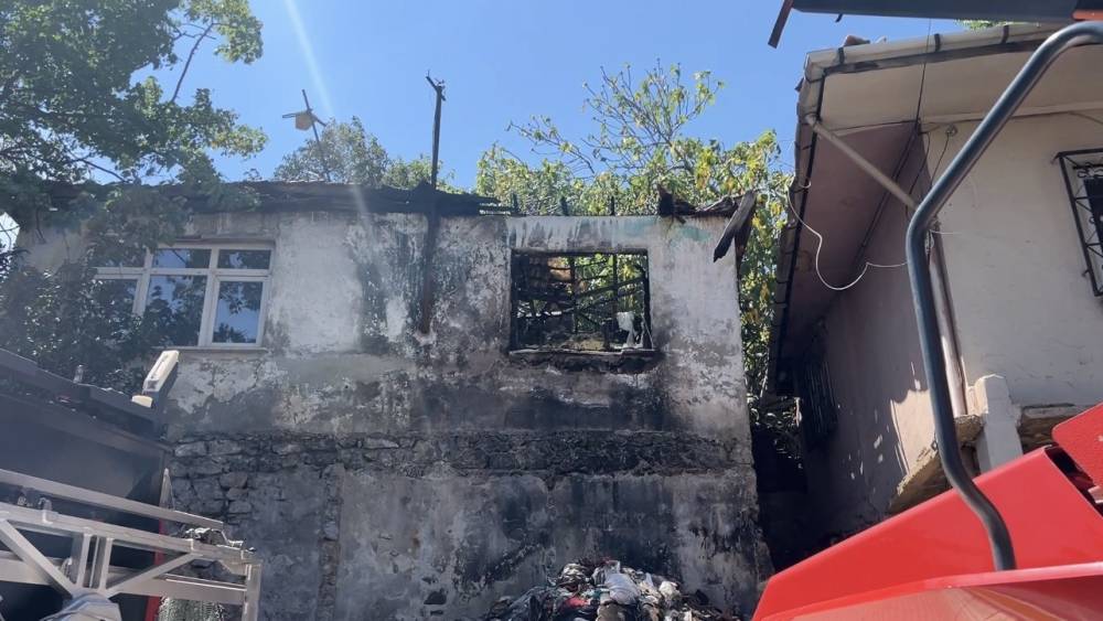 Pendik&rsquo;te metruk ev yangını yan binaya sı&ccedil;radı
