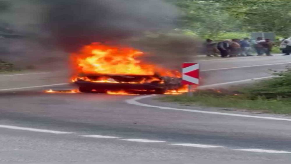 Seyir halindeki otomobil alev topuna d&ouml;nd&uuml;
