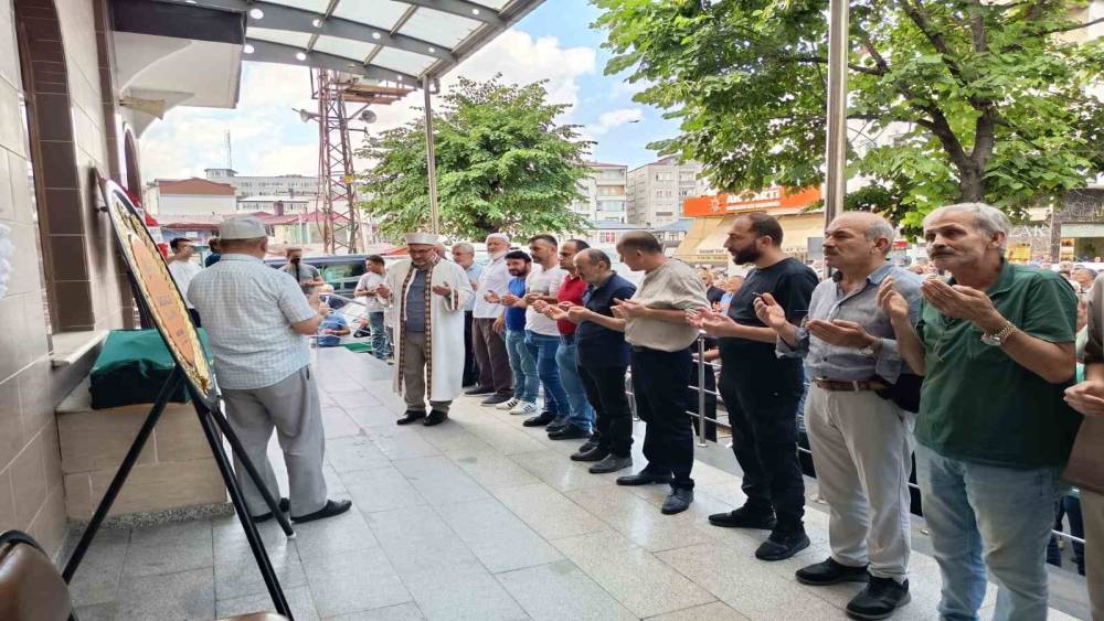 Denizde boğulan gen&ccedil; son yolculuğuna uğurlandı
