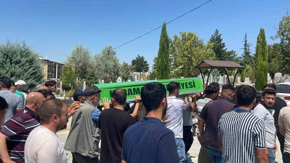 Motosikletin otomobile ok gibi saplandığı kazada &ouml;len gen&ccedil; toprağa verildi
