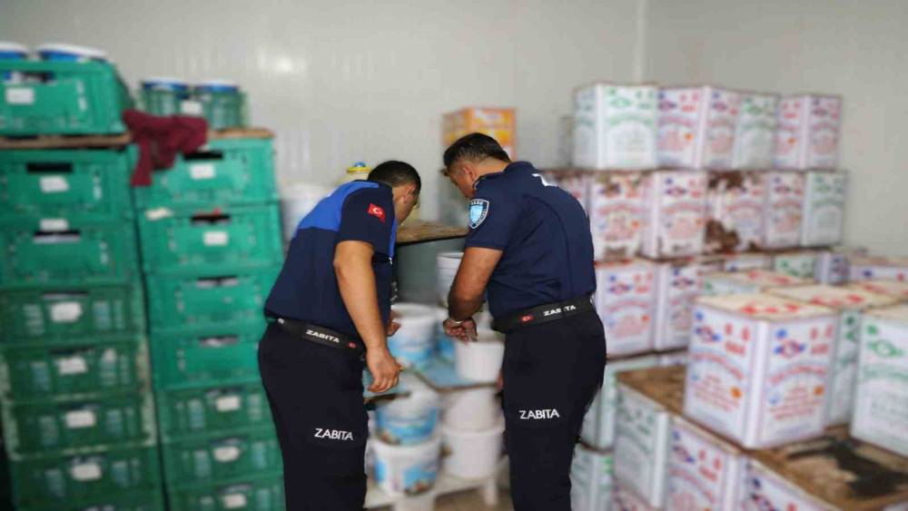 Antalya&rsquo;da 15 ton tarihi ge&ccedil;miş s&uuml;t &uuml;r&uuml;n&uuml;ne el konuldu
