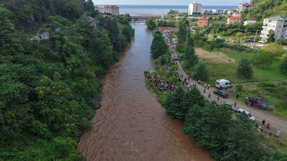 Giresun&rsquo;da sel sularına kapılan anne ile kızını arama &ccedil;alışmaları havadan g&ouml;r&uuml;nt&uuml;lendi
