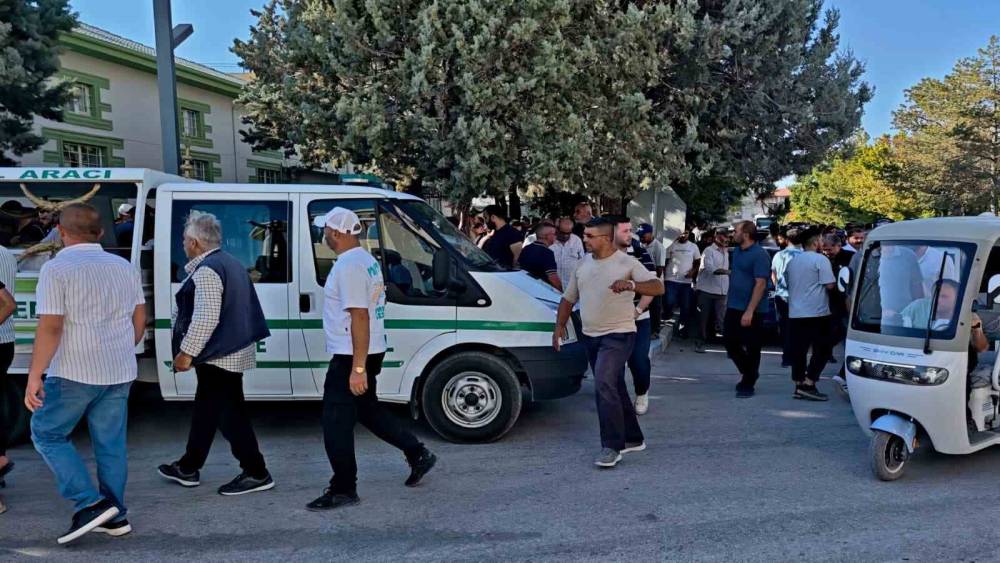 Kuyuda temizlik yaparken elektrik akımına kapılarak &ouml;len gen&ccedil; toprağa verildi
