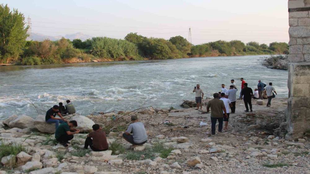 Ceyhan Nehri&rsquo;ne serinlemek i&ccedil;in giren 2 &ccedil;ocuk kayboldu

