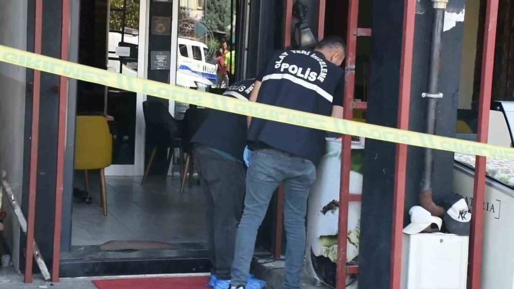 Elektrik akımına kapılan usta merdivenden d&uuml;şerek hayatını kaybetti
