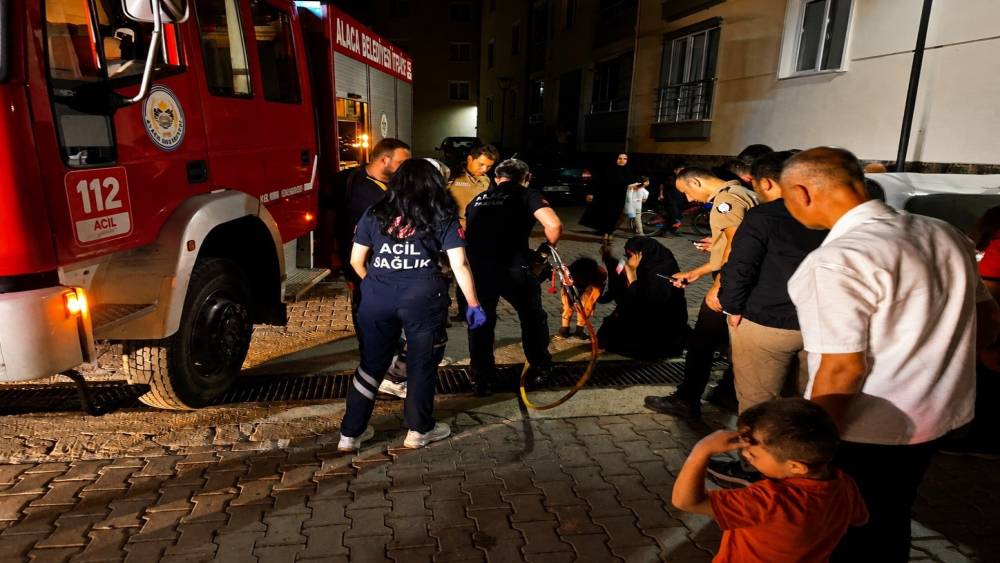 &Ccedil;orum&rsquo;da ayağı mazgala sıkışan &ccedil;ocuğu itfaiye kurtardı
