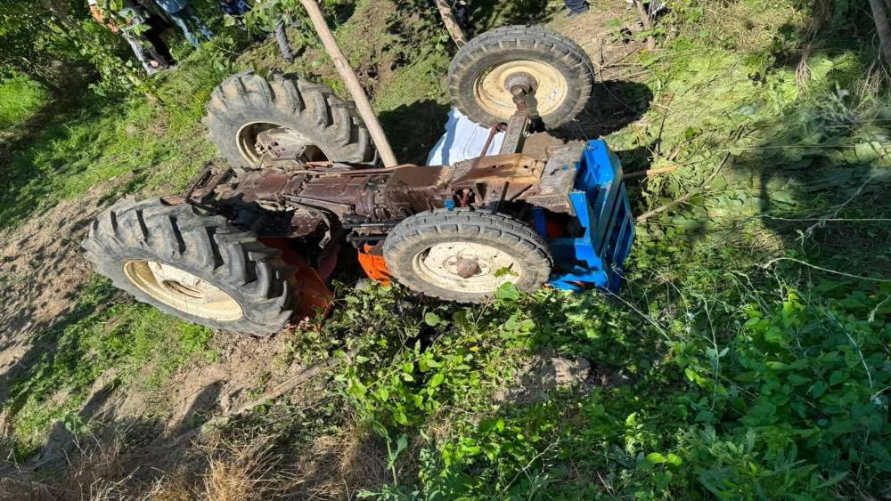 Devrilen trakt&ouml;r&uuml;n altında kalan s&uuml;r&uuml;c&uuml; hayatını kaybetti
