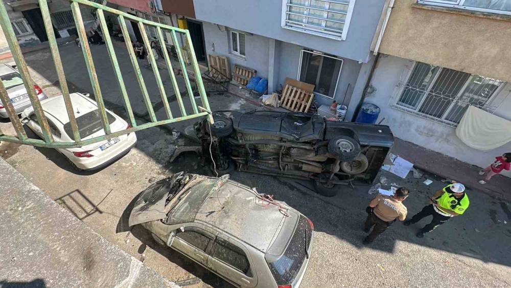 Pikap 5 metreden sokağa u&ccedil;tu: 2 yaralı
