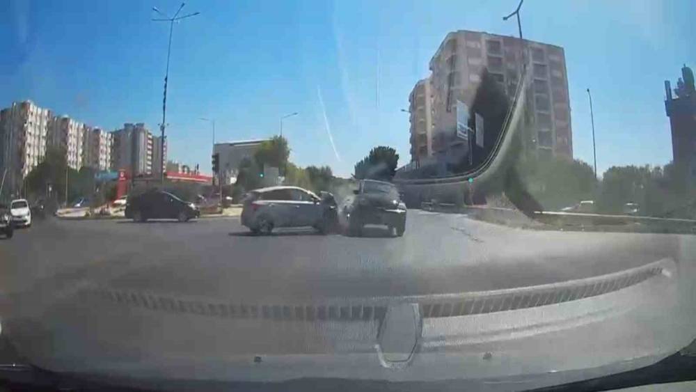 Kırmızı ışık ihlali kaza getirdi: 3 yaralı
