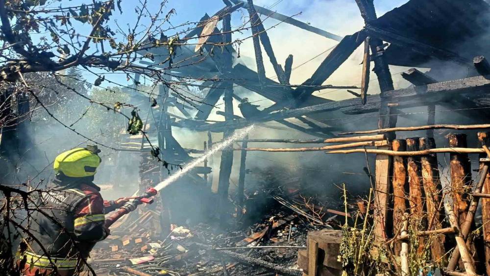 Mersin&rsquo;de eski k&ouml;y evi alevlere teslim oldu
