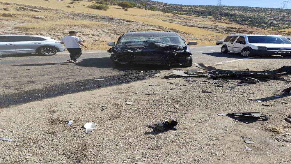 Siirt&rsquo;te hafif ticari ara&ccedil; ile kamyonet &ccedil;arpıştı: 4 yaralı
