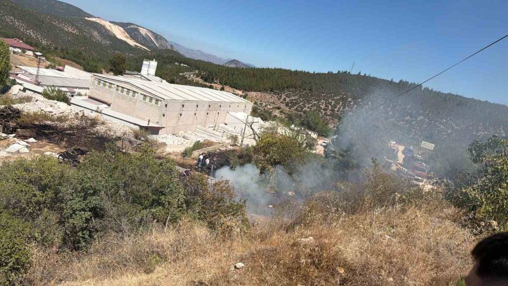 Mermer fabrikasının bah&ccedil;esinde başlayıp ormanlık alana sı&ccedil;rayan yangın b&uuml;y&uuml;meden s&ouml;nd&uuml;r&uuml;ld&uuml;
