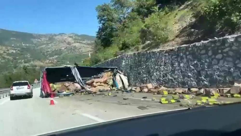 Devrek&rsquo;te ara&ccedil; istinat duvarına &ccedil;arptı: 1 &ouml;l&uuml;, 1 yaralı
