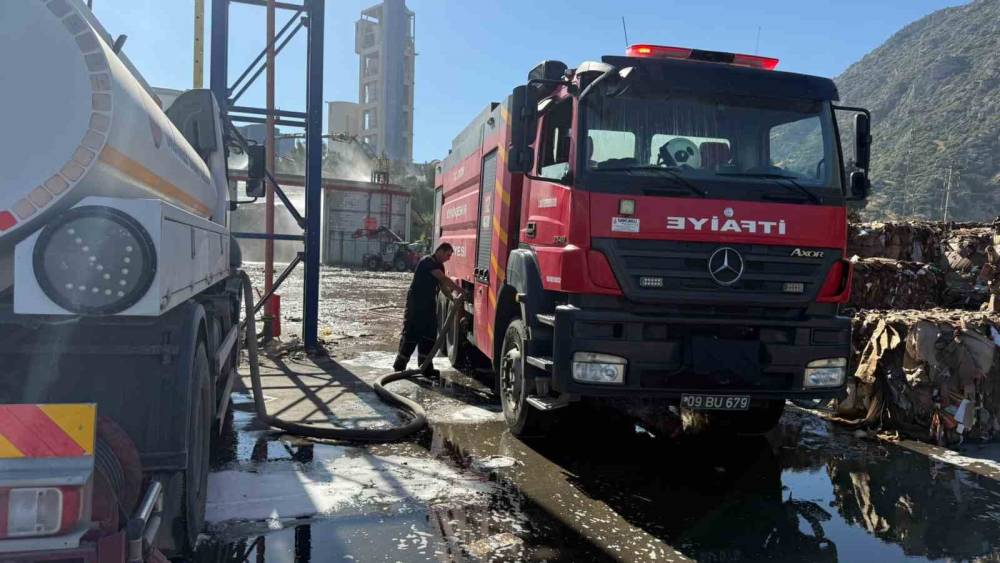S&ouml;ke&rsquo;deki kağıt fabrikası yangınına itfaiyeden hızlı m&uuml;dahale
