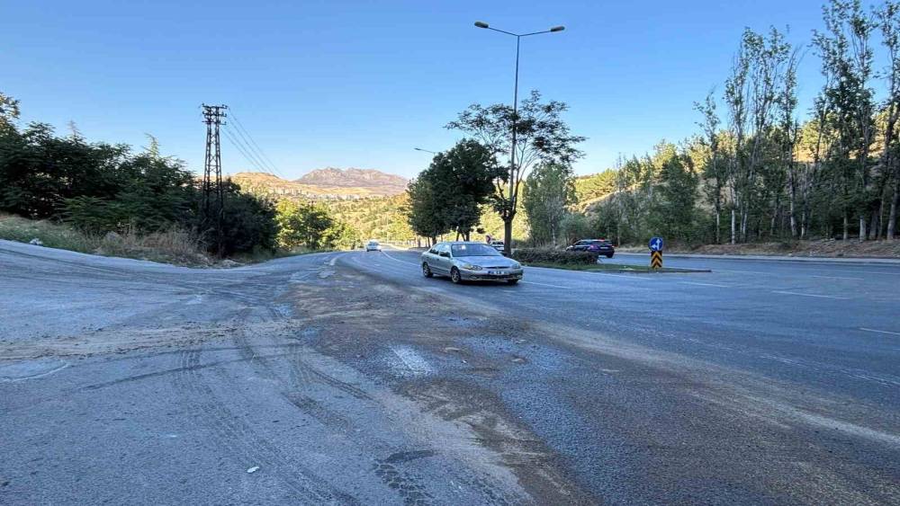 Ankara&rsquo;da beton mikseri otomobille &ccedil;arpıştı: 1&rsquo;i ağır 5 yaralı
