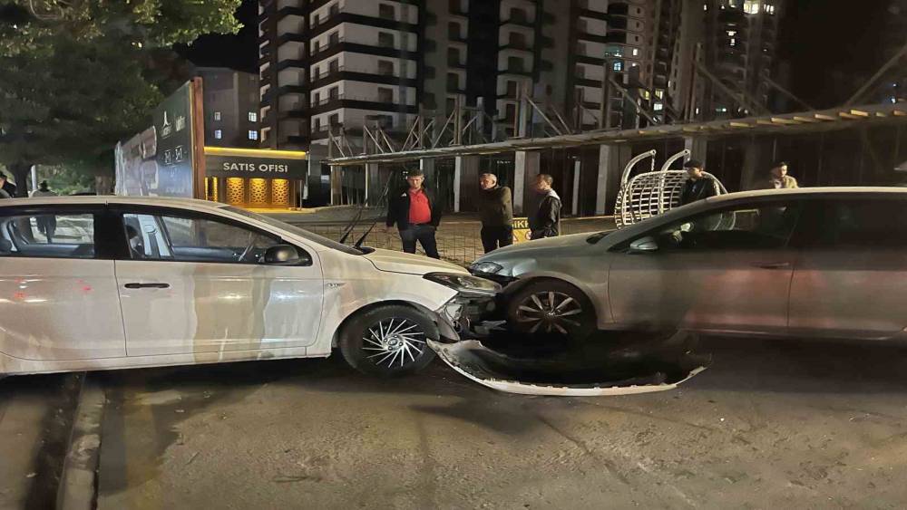 Niğde&rsquo;de otomobil direğe ve park halindeki araca &ccedil;arptı: 1 yaralı
