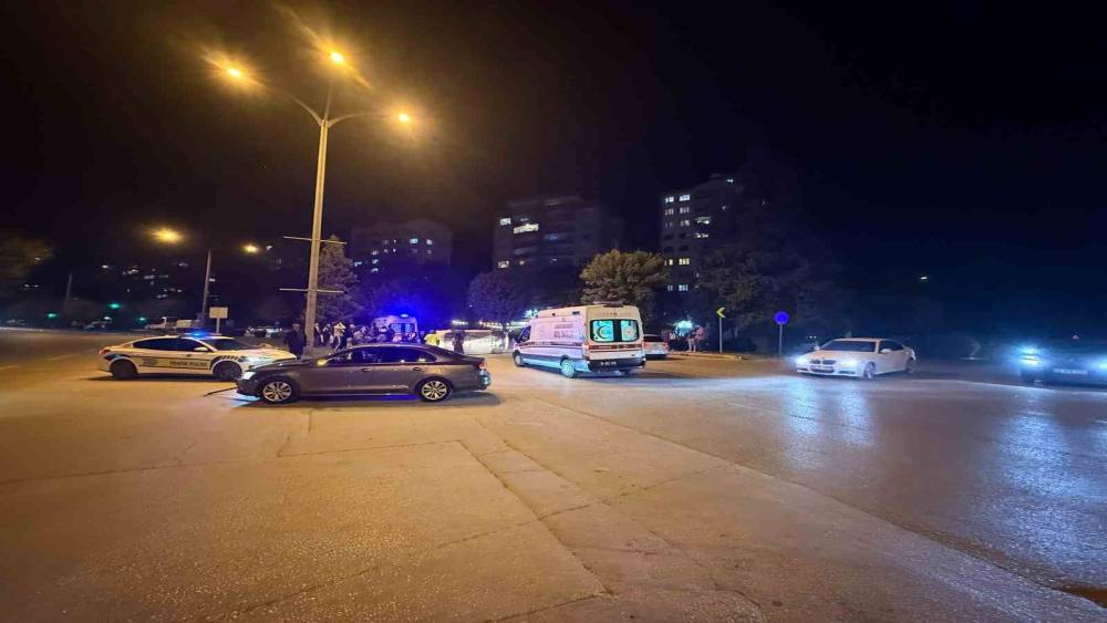 Eskişehir&rsquo;de 2 otomobil &ccedil;arpıştı, 1&rsquo;i yan yattı
