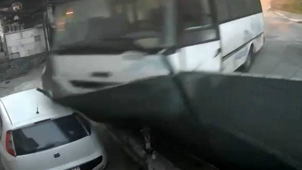 Arnavutk&ouml;y&rsquo;de freni boşalan midib&uuml;s evin bah&ccedil;esine girdi
