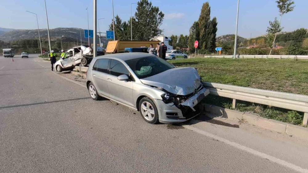 Tokat&rsquo;ta otomobiller &ccedil;arpıştı: 4 yaralı
