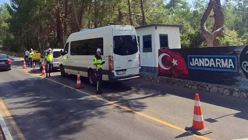 Muğla&rsquo;da bir haftada 233 ara&ccedil; trafikten men edildi
