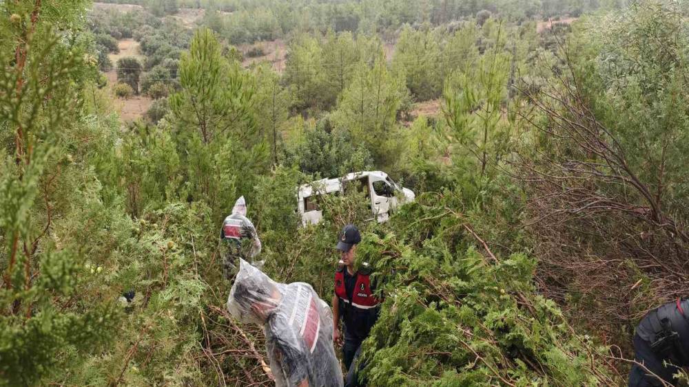Silifke&rsquo;de yolcu minib&uuml;s&uuml; şarampole yuvarlandı: 17 yaralı
