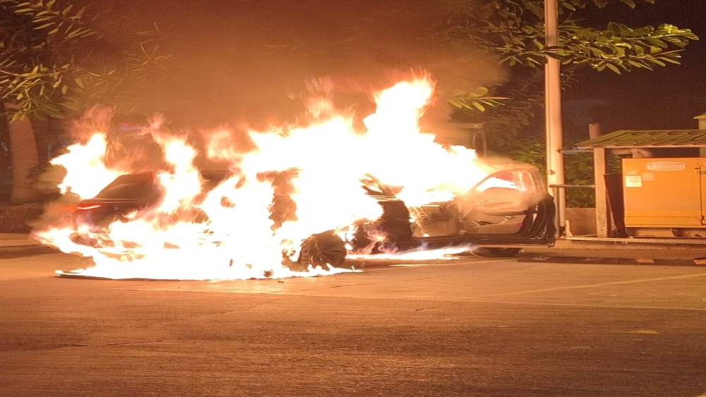 Alanya&rsquo;da istasyonda şarj olan elektrikli ara&ccedil; yandı
