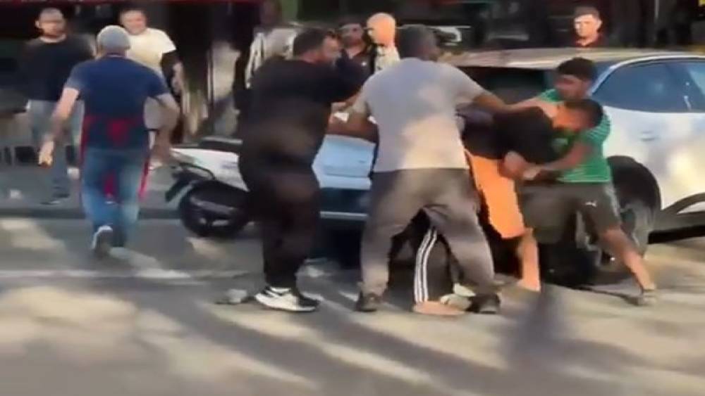 Başakşehir&rsquo;de esnaf ile motosikletli kurye birbirine girdi: &Ouml;nl&uuml;klerini &ccedil;ıkarmadan yumruklarla saldırdılar
