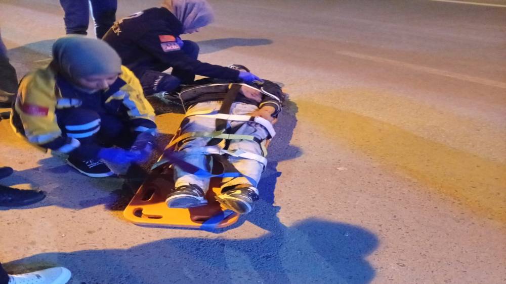 Devrilen motosikletin s&uuml;r&uuml;c&uuml;s&uuml; yaralandı
