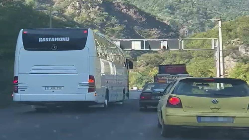 Hatalı sollama yapan otob&uuml;s faciaya neden oluyordu
