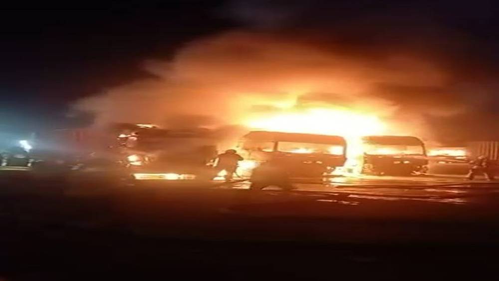 Beylikd&uuml;z&uuml;&rsquo;nde tır garajı kundaklandı: 4 ara&ccedil; k&uuml;le d&ouml;nd&uuml;
