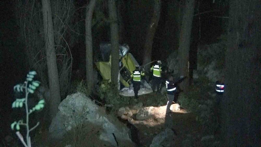Antalya&rsquo;da u&ccedil;uruma yuvarlanan ara&ccedil;ta &ouml;len 3 kişinin cenazeleri ailelerine teslim edildi
