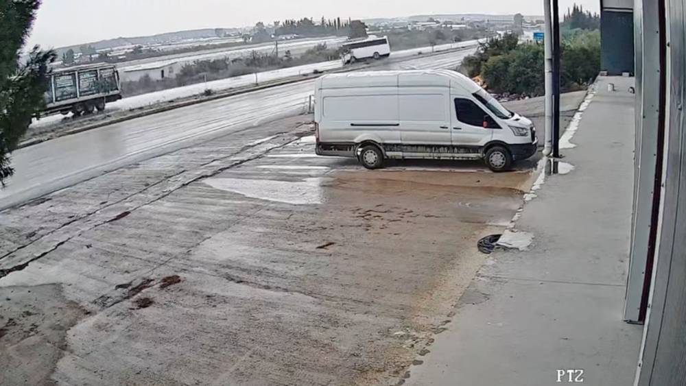 Antalya&rsquo;da 17 kişinin yaralandığı midib&uuml;s kazası g&uuml;venlik kamerasında
