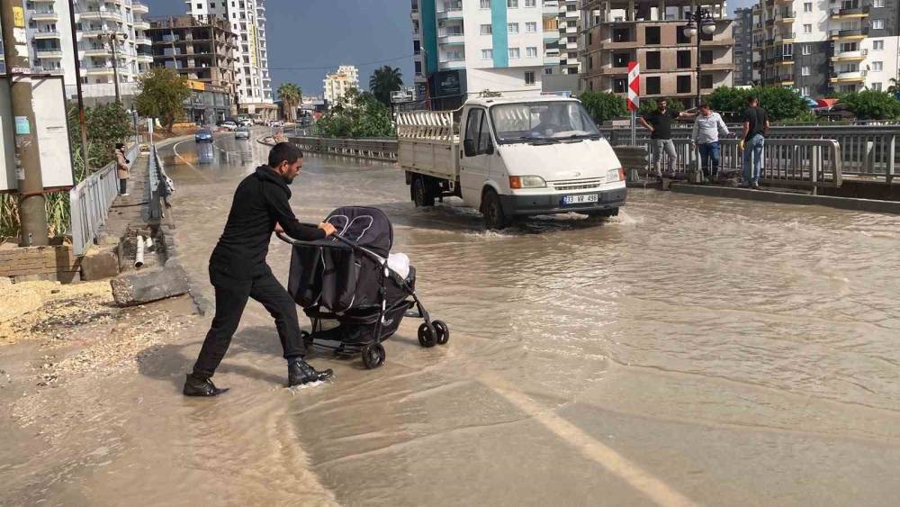 Mersin Erdemli&rsquo;de sağanak yağış etkili oldu, su birikintileri oluştu
