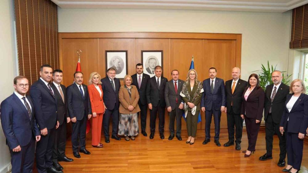 AK Parti İzmir heyeti Tarihi Şato&rsquo;da bir araya geldi
