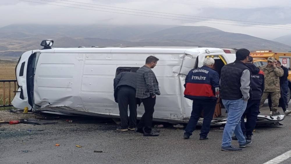 Y&uuml;ksekova&rsquo;da &ouml;ğrenci servisi devrildi: 10 yaralı
