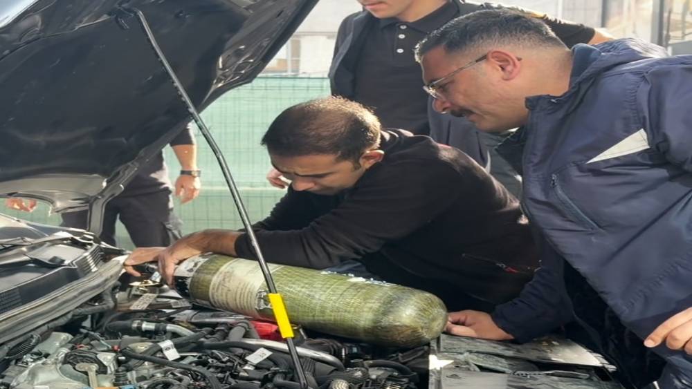 Otomobilin motor kısmına saklanan kedi oksijen gazı basılarak &ccedil;ıkarıldı

