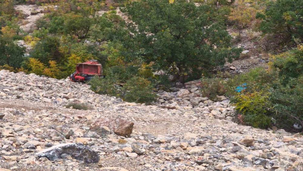 Erzincan&rsquo;da u&ccedil;uruma yuvarlanan motosiklet s&uuml;r&uuml;c&uuml;s&uuml; &ouml;l&uuml; bulundu
