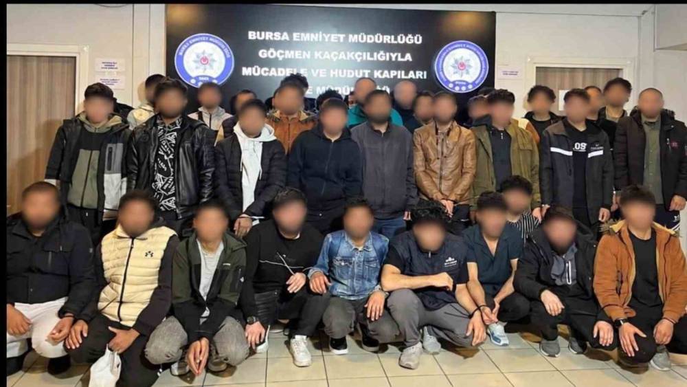 Bursa&rsquo;da g&ouml;&ccedil;men ka&ccedil;ak&ccedil;ılığı operasyonu: 11 ş&uuml;pheli yakalandı
