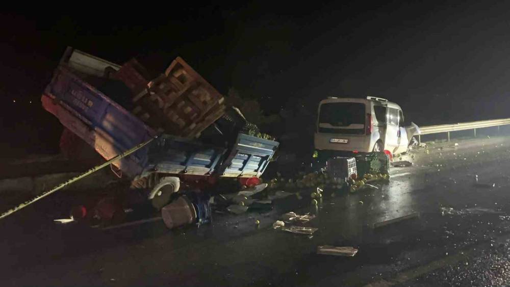 Sakarya&rsquo;da 3 aracın karıştığı kazada 2 kişi &ouml;ld&uuml;, 3 kişi yaralandı
