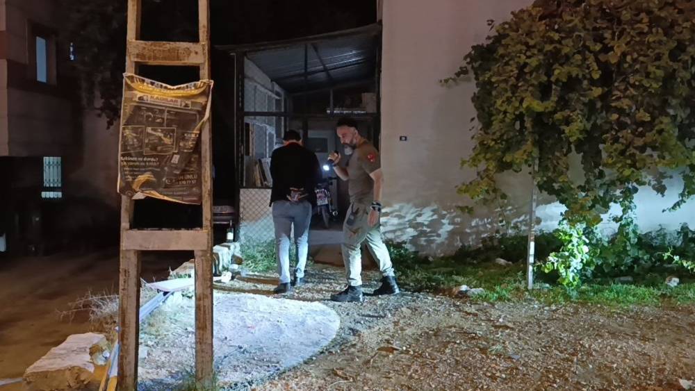 Plakasız motosikletle gelen ş&uuml;pheli 1 kişiyi ayağından vurdu
