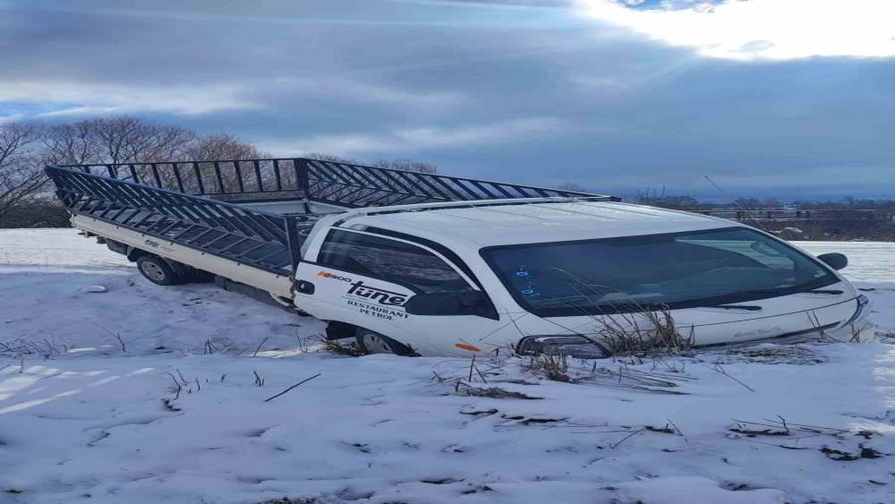 Buzlu yolda kayan ara&ccedil; tarlaya u&ccedil;tu; 1 yaralı
