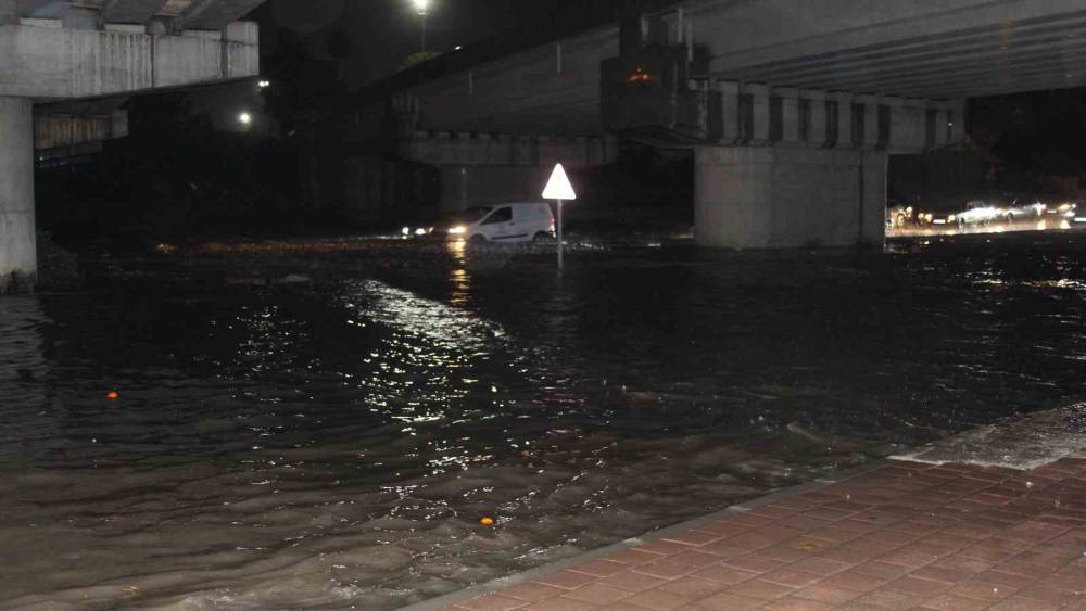 Adana&rsquo;da gece bastıran sağanak yağış yolları g&ouml;le &ccedil;evirdi
